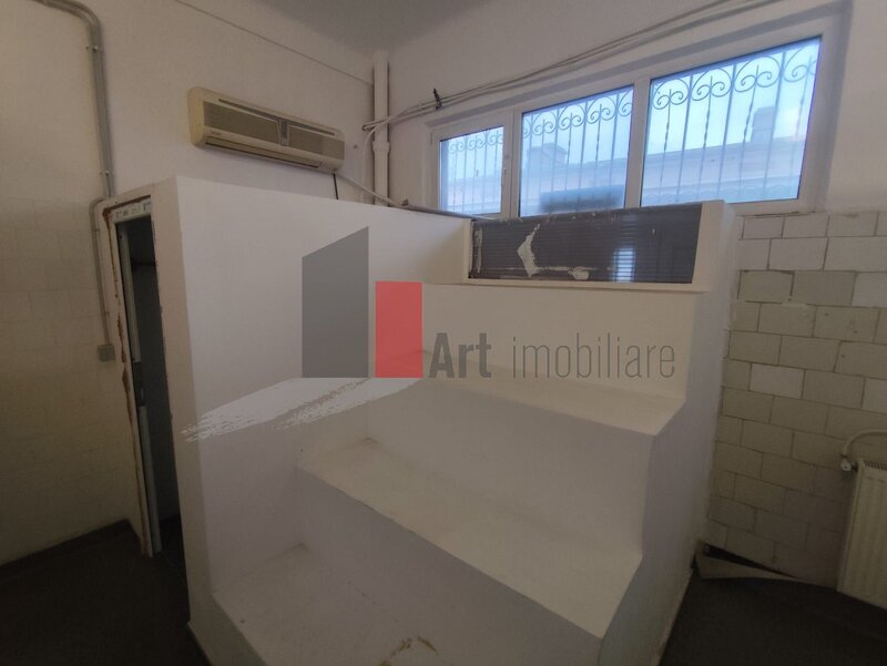 Grivita, spatiu comercial de inchiriat (bucatarie, catering, restaurant).